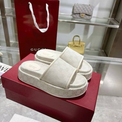 爆款2025女士新款 Gg 厚底凉拖鞋 标志性的古驰标志和精致图案以当代方式重新诠释，用于最新的古驰系列。这款楔形凉拖鞋采用Gg帆布制成，以标志性的轮廓为特点。