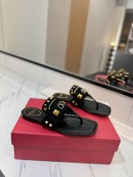 出厂价pp Valentino华伦天奴 新款-经典铆钉夹脚平底拖鞋 原版1:1复刻 绝对高品质 时尚随性 满载夏日风采 是各位小姐姐在炎热仲夏里的不二之选 1鞋