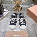 出厂 单鞋 小短靴 Miu Miu 缪缪 25Ss春夏新款 复古 休闲鞋 本季Miu Miu延续了该风格推出了专属款，整体鞋型线条简约＋轻薄鞋底设计，配色大胆时
