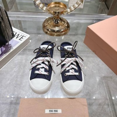 出厂 单鞋 小短靴 Miu Miu 缪缪 25Ss春夏新款 复古 休闲鞋 本季Miu Miu延续了该风格推出了专属款，整体鞋型线条简约＋轻薄鞋底设计，配色大胆时