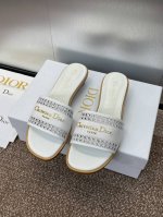 工厂p价p 迪奥 Dior 2025 春夏新款 D-Lane 果冻色镂空粗跟女鞋 Cd字母Logo五金扣低跟圆头露趾凉拖鞋 市面顶级版本 材质:鞋面进口小牛皮+