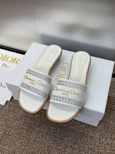 工厂p价p 迪奥 Dior 2025 春夏新款 D-Lane 果冻色镂空粗跟女鞋 Cd字母Logo五金扣低跟圆头露趾凉拖鞋 市面顶级版本 材质:鞋面进口小牛皮+