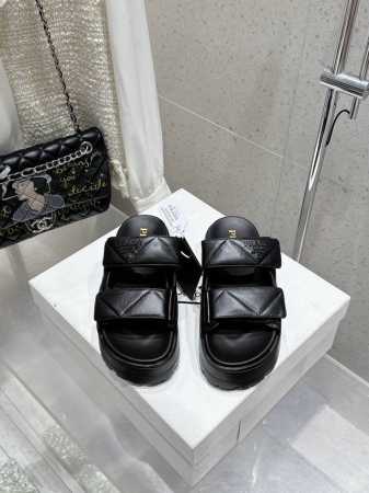 拖鞋370 凉鞋380 Prada 普拉达2025春夏新款拖鞋凉鞋 魔术贴凉鞋 最新走秀款，经典升级 舒适度与时髦度并存 每个颜色搭配都好看，设计搭配不同风格需 - 点击图像关闭