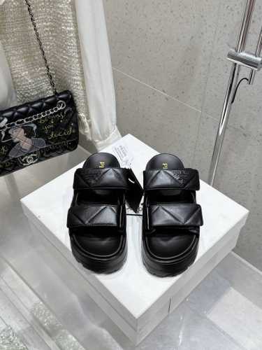 拖鞋370 凉鞋380 Prada 普拉达2025春夏新款拖鞋凉鞋 魔术贴凉鞋 最新走秀款，经典升级 舒适度与时髦度并存 每个颜色搭配都好看，设计搭配不同风格需