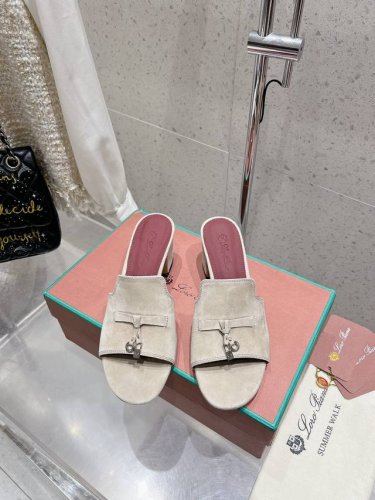 loro Piana 25春夏Lp顶级版本英伦宝石吊坠夹脚平底拖鞋凉鞋 原来这就是传说走两万步都不会累脚的夹脚凉鞋把颜值和脚感都拿捏住了，上脚一走就会被彻底沦陷