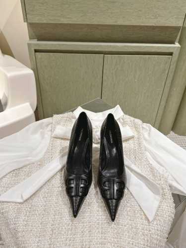 升级版 巴黎世家 Balenca*A 新款漆皮单鞋五金扣系列！这款鞋型是淑女尖头单鞋上脚美爆又百搭 Ins爆款 原版购入开模，定制鞋面原版牛漆皮，私膜定制五金扣