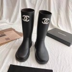 橙子出厂价P P160 Chanel 香奈儿 秋冬新款中古长靴 高筒靴 长筒雨靴 入手一款本季颜值爆表雨靴，国内专柜个位数限量，不是Vic完全是拿不到的，我真是