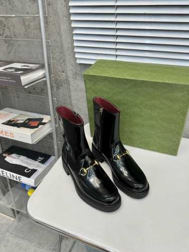 工厂价 高版本Gucci秋冬新款女士马丁靴 原版购入开发这款踝靴匠心装饰经典字母造型配件。该配件灵感源自70年代Gucci典藏腰带扣设计，经现代美学演绎后成为品