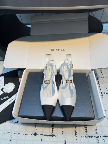 chane* 小香25C春夏新品 走秀尖头拼色坡跟凉鞋 绝美的坡跟经典系列凉拖 比平底更显脚瘦显腿长 超有质感 搭配袜子穿也很高级 各种场合轻松Hod住 春夏必