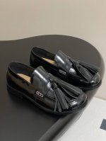 Jw Anderson 25S春夏新款灯笼结流苏平底乐福鞋 英伦风小皮鞋 鞋面有夸大的灯笼鞋，幽默十足的鞋头带着一种不顾他人的可爱，走起来，鞋面的两只小穗走起来