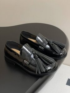 Jw Anderson 25S春夏新款灯笼结流苏平底乐福鞋 英伦风小皮鞋 鞋面有夸大的灯笼鞋，幽默十足的鞋头带着一种不顾他人的可爱，走起来，鞋面的两只小穗走起来