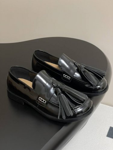 Jw Anderson 25S春夏新款灯笼结流苏平底乐福鞋 英伦风小皮鞋 鞋面有夸大的灯笼鞋，幽默十足的鞋头带着一种不顾他人的可爱，走起来，鞋面的两只小穗走起来