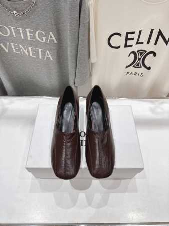 高版本出厂 phoebe philo25Ss新款F012简约复古小高跟一脚蹬单鞋 果然还是帅的 简约女王大女人风 简单的线条和低调的色彩 温柔硬朗的大女人风 时 - 点击图像关闭