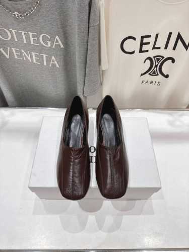 高版本出厂 phoebe philo25Ss新款F012简约复古小高跟一脚蹬单鞋 果然还是帅的 简约女王大女人风 简单的线条和低调的色彩 温柔硬朗的大女人风 时