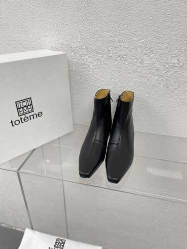 猫跟 短靴 Totême 法式浪漫 极简短靴 黑色 牛皮 北欧简约设计 轻奢品牌 面料选用头层牛皮牛皮高端 舒适 内里选用牛皮内里 搭配弹力橡筋 简约设计 大底