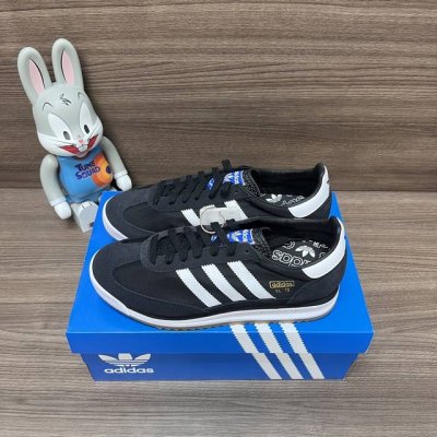 顶级版本Adidas Originals Sl 72 低帮休闲运动情侣鞋黑白。 编号: Fw3272 包装:全套得物配件加得物盒包装！ 码数:36-45码 正码