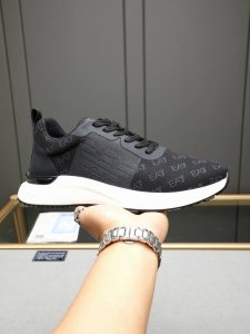 p 阿玛尼做工考究，优雅含蓄设计，大方简洁，剪裁新颖，毎一个小细节都做得尽善尽美，演绎出男士细腻韵味，彰显气质内涵。鞋面进口小牛皮拼网面料透气网里。橡胶耐磨大底