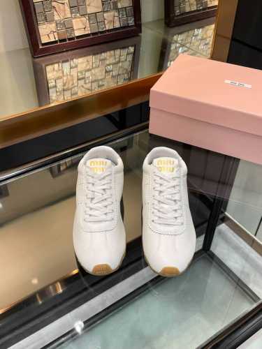 Miumiu 2024 夏季新款休闲小白鞋 缪缪这一季也太少女了吧！这款系列真的太好看了 简约的设计搭配做旧的风格真的很复古！手工做旧擦色 整鞋皮料选用进口意大