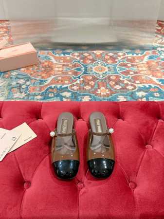 Miu Miu 缪缪 25 早春新品 专柜主打最新走秀款 珍珠扣复古玛丽珍粗跟单鞋缪家高货 顶级工艺打造精品质感 无敌舒适 绝对是一见钟情款！时尚百搭，人手必备 - 点击图像关闭