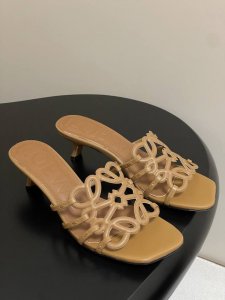 loewe 罗意威 25Ss夏季新款 镂空拖鞋 编织小猫跟高跟拖鞋 疯狂种草简约设计感觉更干净优雅 让你念念不忘 颜色也很耐看漂亮 上脚瞬间气质十足气场 简直无