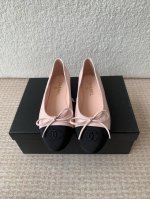 chanel小香 25Ss 春夏 芭蕾舞鞋 宛如女神脖子上的项链，上脚包裹性非常好，上脚跟显瘦，真的是超级精致！ 复古的玛丽珍太对味了，个人最喜欢好经典的搭配，