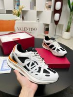 实价不让利 ！杨洋、郑业成、王弘毅 演绎valentino全新easy Jog运动鞋 Valentino华伦天奴2024新款采用高频焊接技术的vlogo签名细节