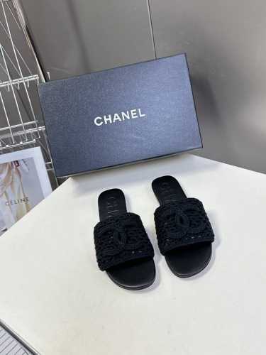 chanel香奈儿春夏最新款双C拖鞋 完全原版一比一复刻打造 版型超级正 最新时尚的设计 火遍全网的拖鞋，上脚又酷又时髦 独特设计最为抢眼吸晴 上脚还很好的修饰