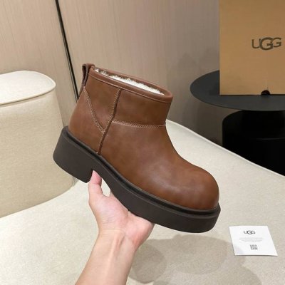 UGG. 2024新品工装马丁羊毛靴 秋冬必有入单品 高冷可爱个性十足 面料：头层牛皮皮材质 内里：纯羊毛 大底：橡胶防滑耐磨 颜色：黑色，白色，啡色 牛皮 S