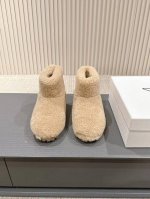 出 Prada*普拉达2024ss秋冬新款直筒雪地靴羊毛短靴 时尚大方的设计呈现经典轮廓。不管面对任何场所 主场只属于你！ 面料：定制羊毛 内里：定制羊毛 五金