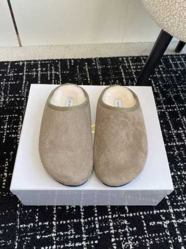 顶级品质 the row fw24 new arrival～ THE ROW 秋冬新款羊毛拖 室内户外都适宜，舒适温暖又时髦～ 妥妥的保暖神器一枚，秋冬必备单品