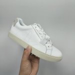 实价不让利 ！Veja 法国品牌，号称国民小白鞋，鞋边醒目简洁的v型 Logo 辨识度极高，鞋型以传统小白鞋为依托，在配色上主打复古色调，不轻易撞款又能极具时髦