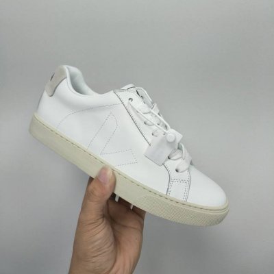 实价不让利 ！Veja 法国品牌，号称国民小白鞋，鞋边醒目简洁的v型 Logo 辨识度极高，鞋型以传统小白鞋为依托，在配色上主打复古色调，不轻易撞款又能极具时髦