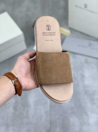 工厂价 实价 Brunello Cucinelli Bc 新款麂皮拖鞋，24Ss新款系列 此款凉拖鞋鞋型堪称经典，永不过时！外底上的个性logo和独特的水波纹凹 - 点击图像关闭