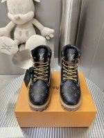 LV踢不烂的联名款确认发售 Louis Vuitton x Timberland靴子。 这双鞋整体还是以Timberland 畅销的大黄靴为原版，再在鞋面上通过