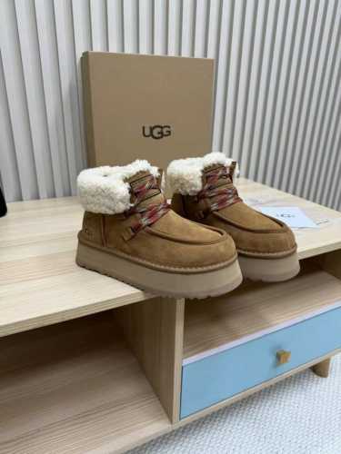 UGG 编号：3954 24秋冬最新款雪地靴！羊毛领口上下呼应设计！勾勒出UGG品牌logo 凸显高端大气 ！采用澳洲进口羊皮毛内里，冬季保暖效果超赞 面料：进
