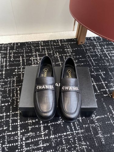 代购级 Chanel 25Ss 小香 新款 小香扣 半拖乐福鞋 春夏香家必备爆款 女神系列，拥有香家特色优雅名媛气质，超级耐看，让人无法抗拒，心动Ing 鞋面：