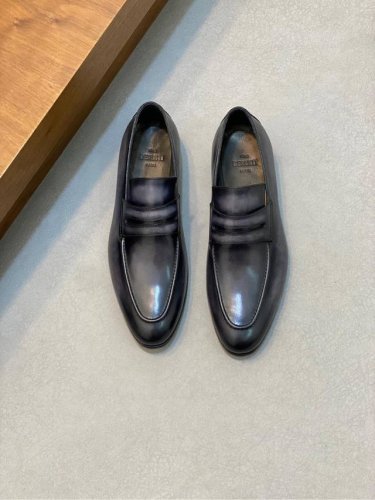 Berluti 布鲁提高端真皮大底正装皮鞋，采用进口牛皮鞋面 柔软有型，手工改色工艺，低调奢华气质，舒适透气版型，小牛皮真皮垫脚 进口真皮大底，彰显不凡态度 全