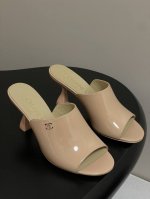 chanel 2026早春度假系列爆品小香双C扣鱼嘴蜜儿高跟拖鞋小矮跟凉拖鞋 简约时尚 整体采用穆勒鞋款式 这种鞋型没有鞋带或复杂的固定结构 穿脱方便 同时展现