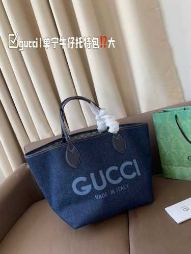 大号 Gucci 单宁牛仔托特包◆ ▼一款包袋，两种风格。 Gucci Totissima系列托特包演绎双面美学，- 面丹 宁面料，一面Gg Supreme老花