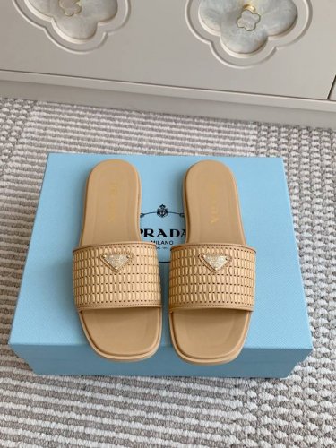 prada普拉达三角标平底编织拖鞋 顶级品质 这款平底鞋以菲拉草编织，细节经典，彰显精致隽永格调 材质与工艺： 鞋面：原版定制菲拉草拼牛皮 全羊皮垫脚 真皮大底