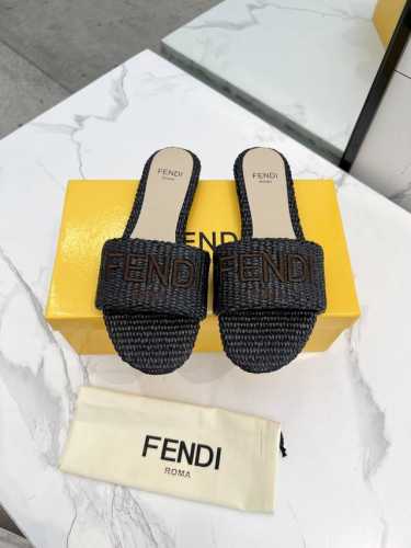 最新夏季爆款fendi芬迪凉鞋，专柜原装正版，面料：内里头层羊皮，橡胶底 真皮底 ，35 44码欢迎下单，