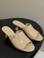 chanel 2026早春度假系列爆品小香双C扣鱼嘴蜜儿高跟拖鞋小矮跟凉拖鞋 简约时尚 整体采用穆勒鞋款式 这种鞋型没有鞋带或复杂的固定结构 穿脱方便 同时展现