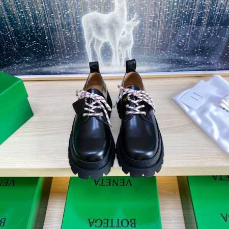 出厂 男女款 休闲 BV编织厚底绑带鞋 手工制造 BV 黑色 小牛开边珠皮 搭配 科技面料 原生态皮 这款经典款 简直bv最新天花板啦 双色彩色百搭 皮实耐玩 - 点击图像关闭
