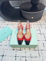 顶级版本方头女士单鞋，这款“FrenchFlirt”中跟鞋散发着随性优雅的巴黎风情，它与羊皮面革制成，设有醒目的黑色皮革鞋头和稳当的3.5厘米粗中跟，不妨以其配