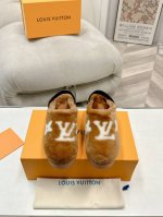 LV家最新走秀款毛拖，火爆推出很时尚的一款设计独具一格，局部品牌Logo点缀，低调又凸显品牌魅力，此款适合很多人群，上脚舒适、显瘦，在色彩搭配方面也很高大上 鞋