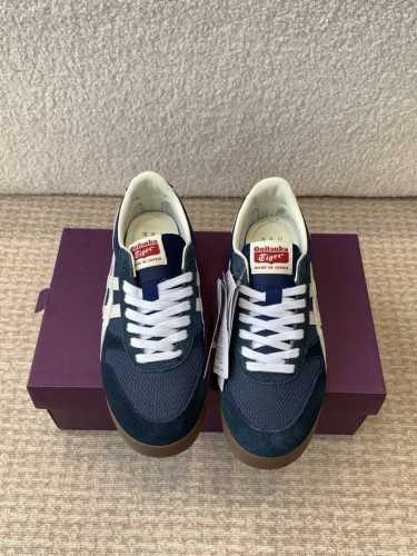 鬼塚虎 Onitsuka Tiger Ultimate 81 织物系列融合经典设计与现代工艺，打造出兼具复古与时尚的鞋款。织物材质轻盈透气，提供舒适的穿着体验，