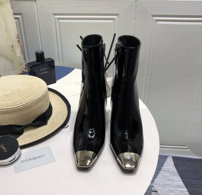 Saint Lauren* 圣罗兰秋冬金属钢铁头高跟中筒靴宝藏时髦单品 众多明星超模追捧，YSL家设计流露隽永摩登的香调，靴筒内侧拉链使穿脱更为简单 面料采用：