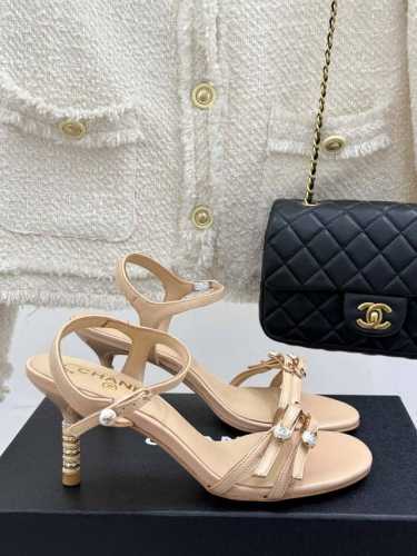 厂价 Chane*｜小香25C早春新品双C扣高跟凉鞋 香家的这款系列真的太美了 真的把女人的优雅知性气质表现的淋漓尽致！ 脚感舒适！上脚超级仙美又百搭！ 配一条