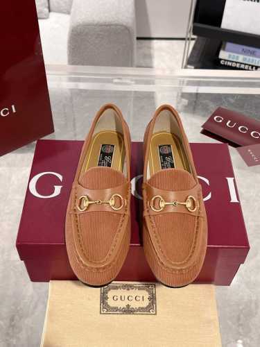 Gucci Horsebit 1953乐福鞋 这款Gucci乐福鞋以罗纹灯芯绒匠心打造，为品牌经典鞋款再添亮眼力作。圆润造型与金色调马衔扣配件在此浪漫邂逅，让人