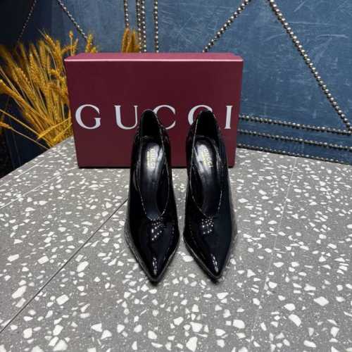 Gucci最新走秀款 此系列颜色鲜艳 尖头搭线条完美 又是古驰的爆款 是美女们的首选 面料 牛漆皮 内里 羊皮里 大底 真皮大底 跟高 10.5Cm 码数 35